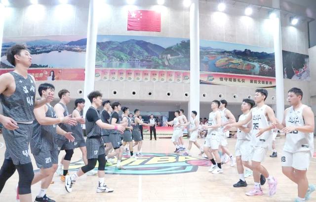 比赛中球员们的拼搏精神感动无数观众