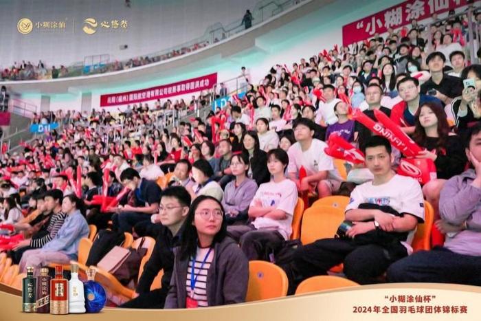 火热比赛场面,观众欢呼不断 火热比赛场面,观众欢呼不断